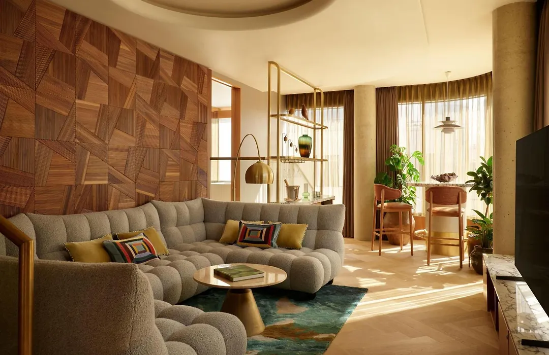 The Botree London, Curio Collection By Hilton-1